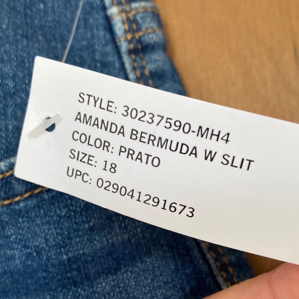 Gloria Vanderbilt Amanda Bermuda with built in slimming panel with stretch 18 - Picture 6 of 17